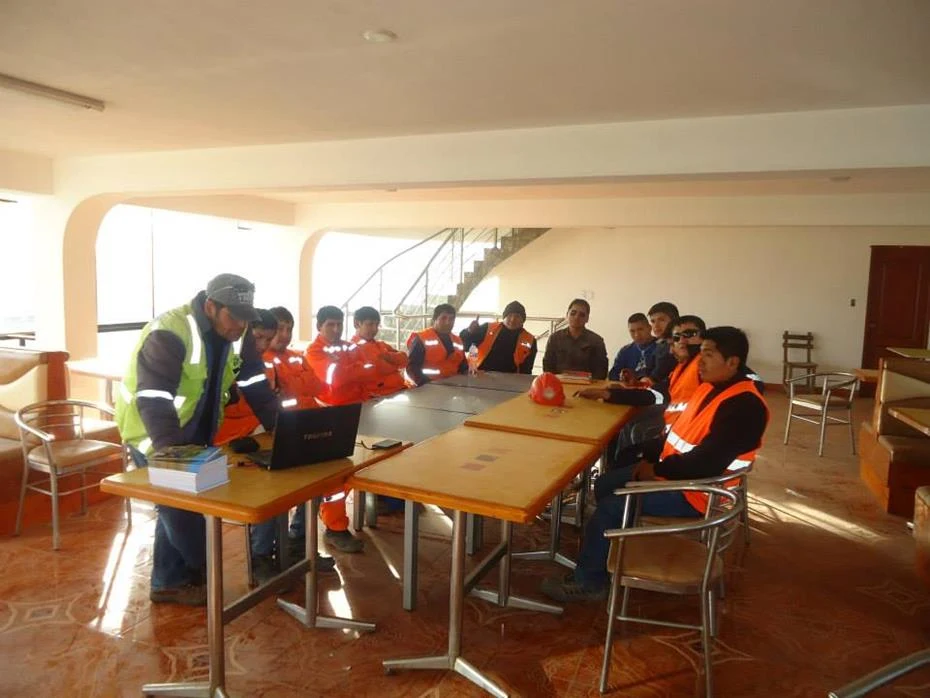 El equipo de L & L Maquinarias durante una reunión